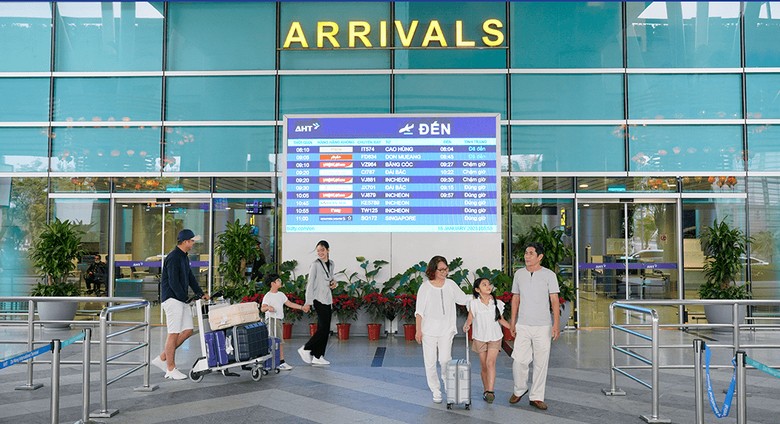 Trẻ nhỏ cùng bố mẹ chờ lên chuyến bay tại sân bay Nội Bài