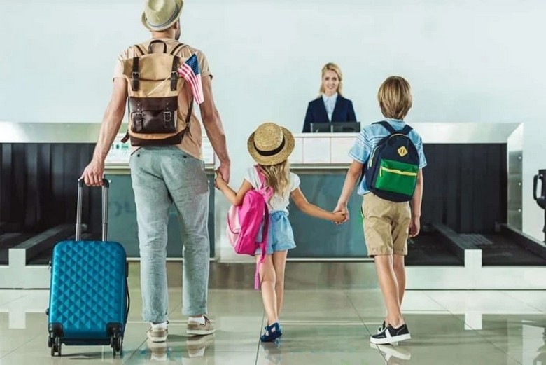  Trẻ nhỏ cùng gia đình tại sân bay Nội Bài chuẩn bị bay đi Tây An