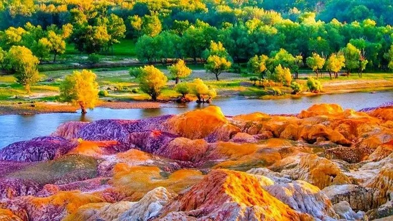  Vách đá nhiều màu của Vịnh Ngũ Sắc soi bóng xuống sông Ngạch Nhĩ Tề Tư lúc hoàng hôn