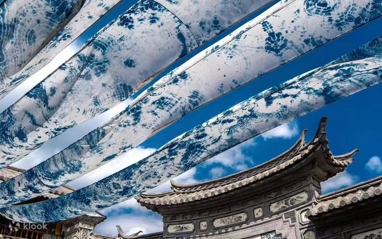Vải nhuộm chàm hoa văn xanh trắng bày bán tại cổ thành Đại Lý