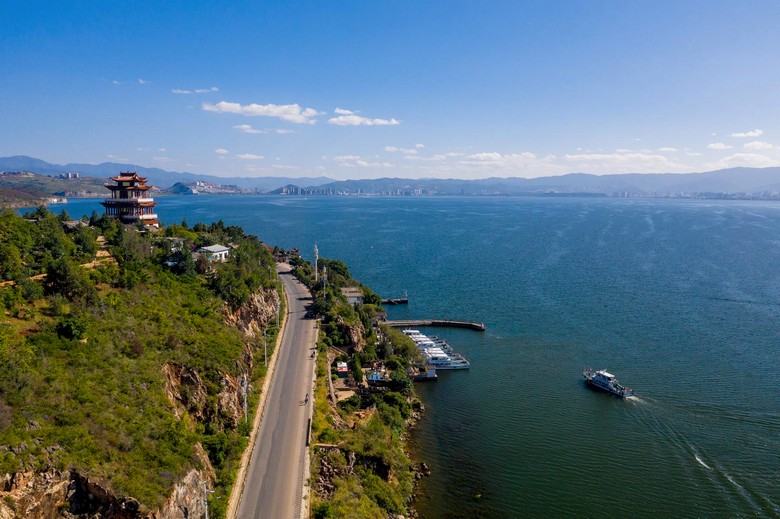 View hồ Nhĩ Hải nhìn từ cáp treo Cảm Thông