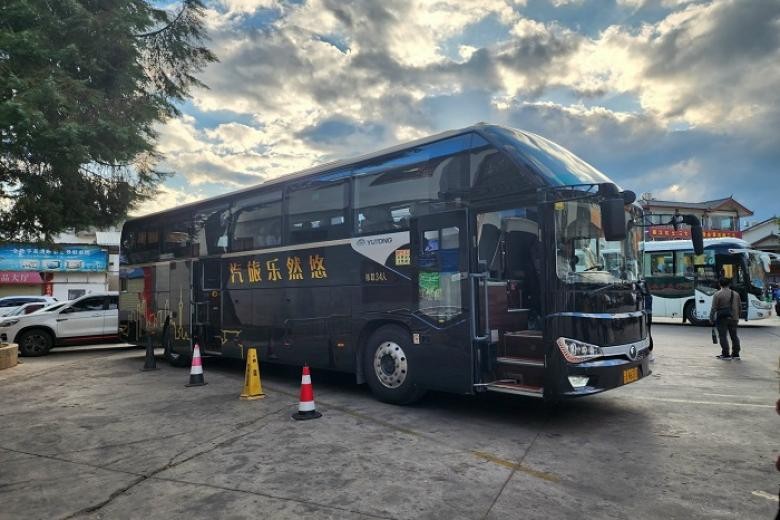  Xe đưa đón khách từ thành cổ Lệ Giang tới núi tuyết Ngọc Long
