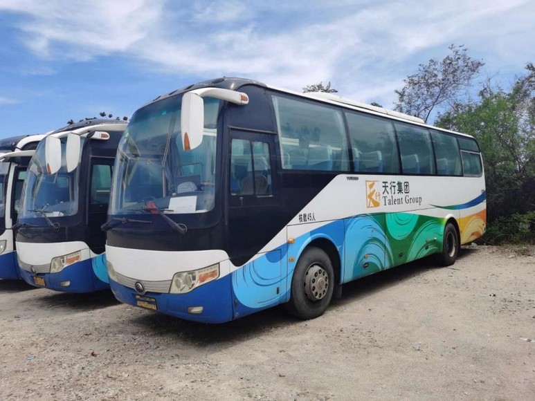 Xe buýt đưa khách tới thảo nguyên Y Lạp