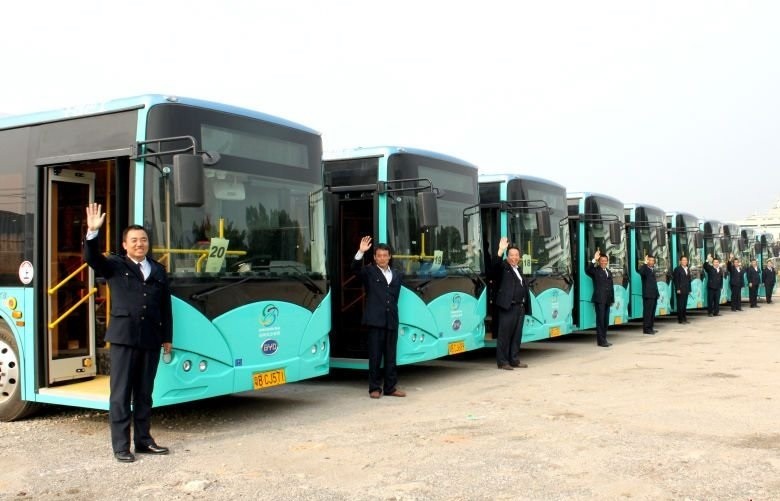 Xe buýt trung chuyển đưa khách tham quan các điểm trong khu thắng cảnh Bayanbulak