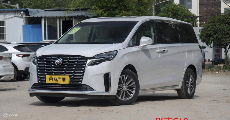 Xe riêng chở đoàn khách lớn tuổi tham quan Lạc Dương