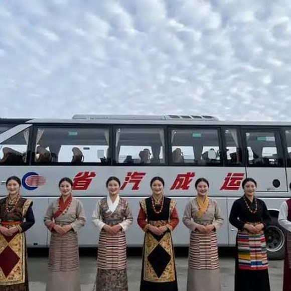 Xe tour dừng nghỉ dọc tuyến đường Thành Đô đi Cửu Trại Câu