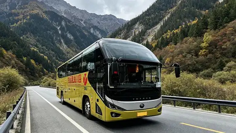 Xe tour di chuyển trên đường đèo từ Thành Đô đến Cửu Trại Câu