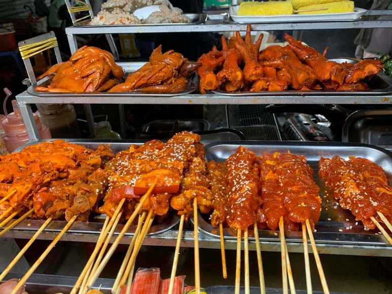Xiên nướng và bánh khoai môn tại khu ẩm thực đêm gần Tứ Phương Nhai
