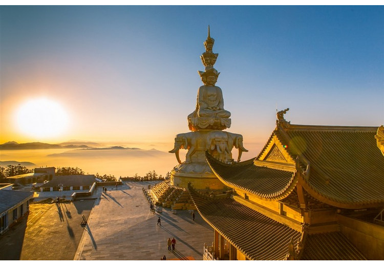 Bậc thang đá dẫn từ ga cáp treo lên quảng trường Kim Đỉnh