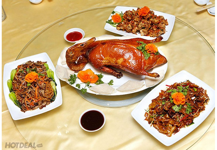 Bàn ăn có vịt quay Bắc Kinh và các món ăn kèm
