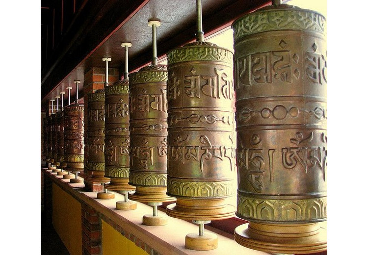 Bánh xe cầu nguyện và cờ phướn Tạng trong khuôn viên một tu viện ở Shangri-La