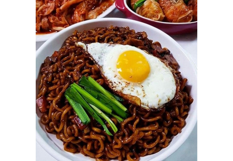 Bát mì tương đen kiểu Bắc Kinh