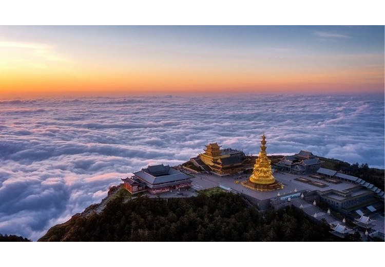 Biển mây bao phủ Kim Đỉnh Nga Mi Sơn nhìn từ khu vực tượng Phật