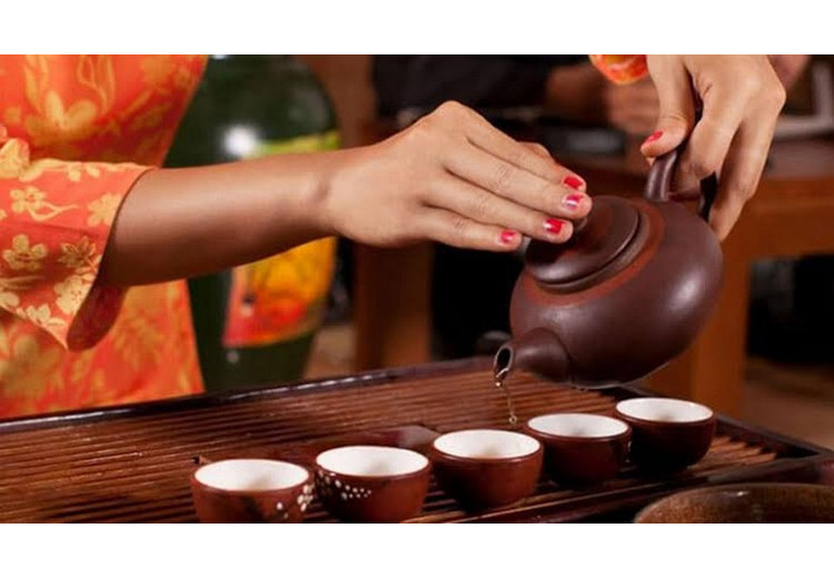Bộ ấm chén công phu trà với chén có nắp và chén uống nhỏ