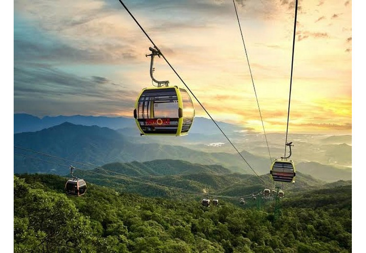 Cabin cáp treo Tây Phong di chuyển qua vách núi dựng đứng
