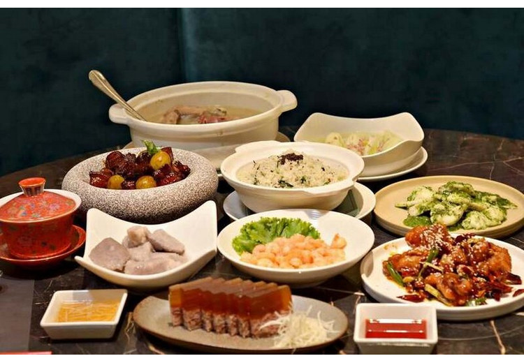 Các món ăn đặc trưng Bắc Kinh và Thượng Hải bày trên bàn
