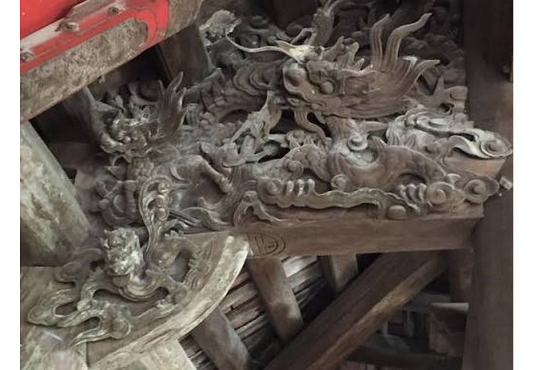 Cận cảnh một trong 12 bức chạm gỗ thời Minh tại cửa Chính Điện