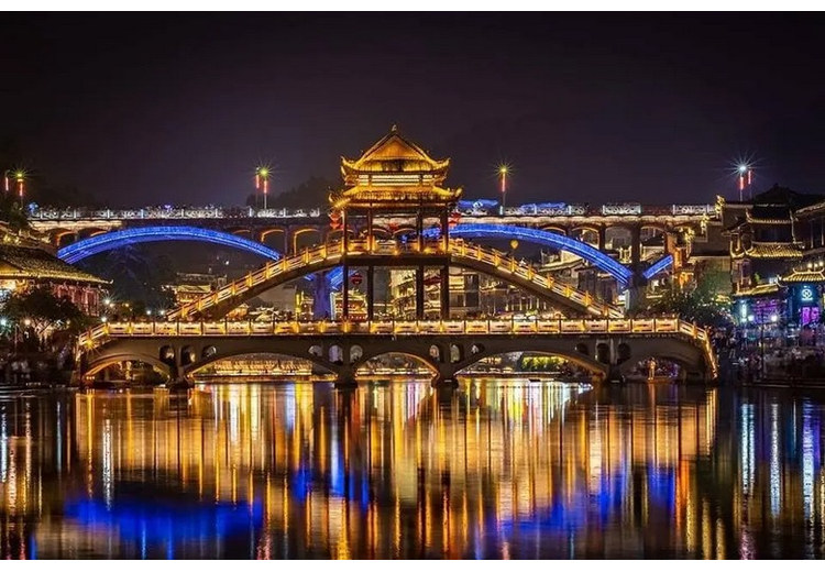 Cầu và ánh đèn phản chiếu trên sông Đà Giang về đêm
