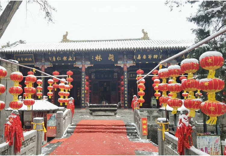 Cổng tam quan Quan Lâm với biển đề ba chữ Hán