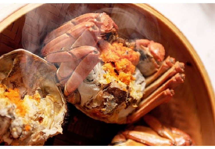 Cua lông Thượng Hải hấp chín ăn kèm nước chấm gừng giấm