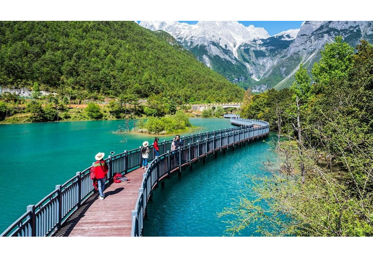 Cung đường đèo núi quanh co nối Lệ Giang và Shangri-La