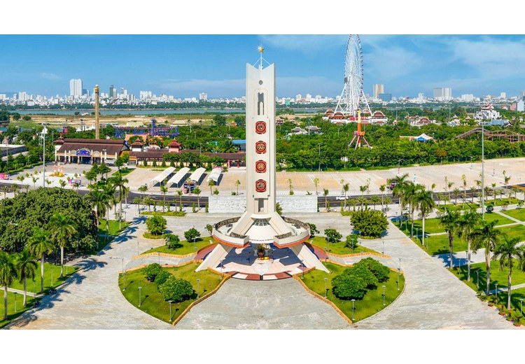 Đài Tưởng Niệm Anh Hùng Nhân Dân giữa quảng trường