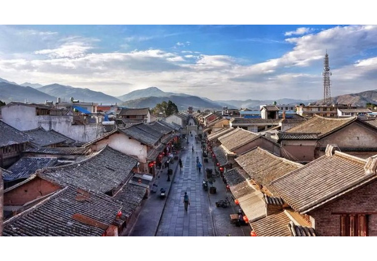 Dãy khách sạn trong phố cổ Đại Lý nhìn ra dãy Thương Sơn