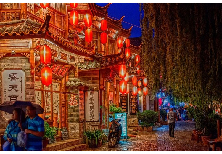 Đèn lồng đỏ thắp sáng phố cổ Lệ Giang khi trời vừa tối