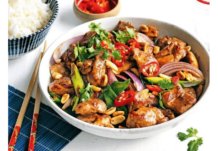 Đĩa gà khẩu thủy đỏ bóng phủ dầu ớt và lạc rang