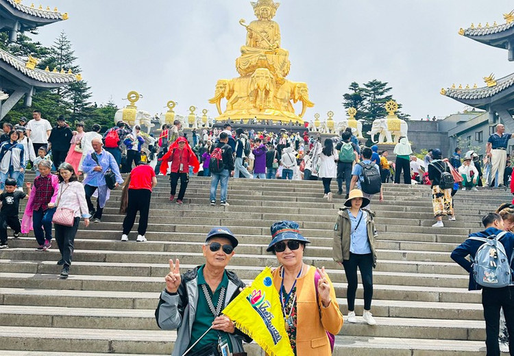 Đoàn khách đi bộ trên đường đá dẫn lên khu vực cáp treo Nga Mi Sơn