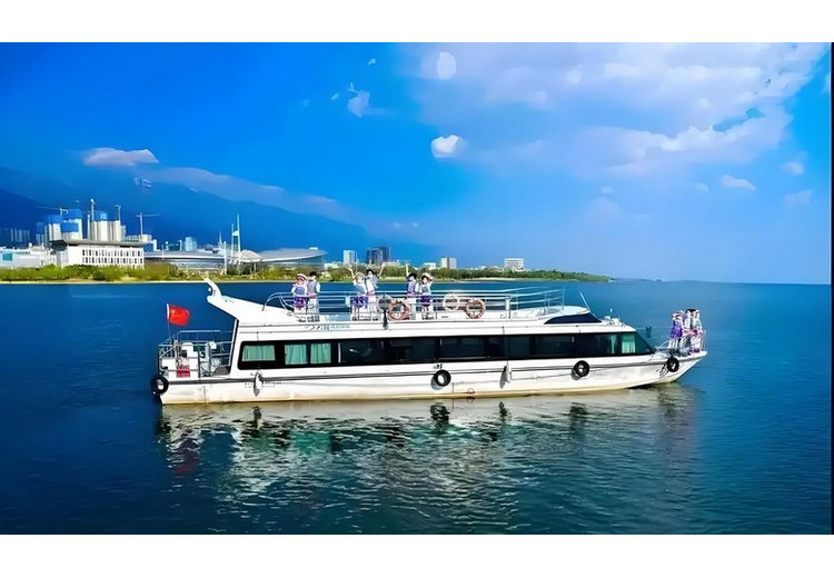 Đoàn khách đi thuyền trên hồ Nhĩ Hải tại Đại Lý vào buổi sáng