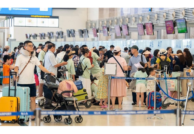 Đoàn khách Hà Nội chuẩn bị hành lý tại sân bay Nội Bài trước chuyến đi Trương Gia Giới