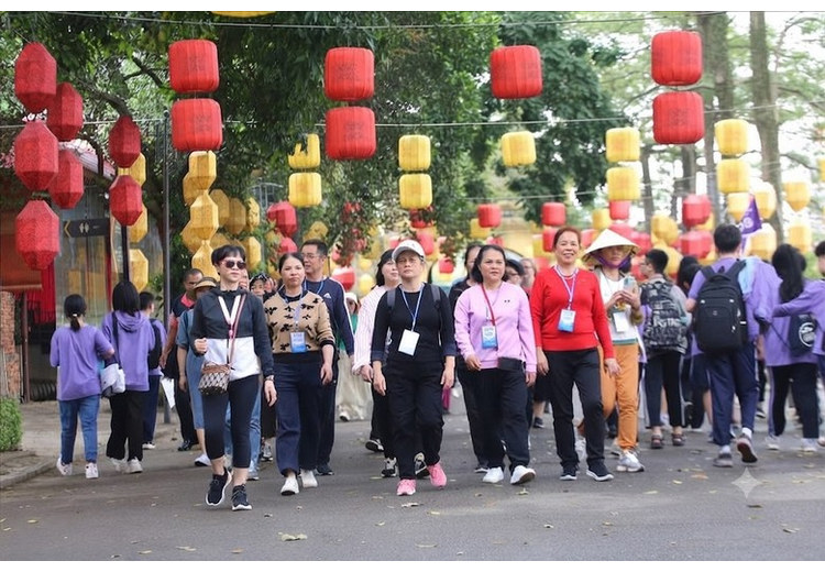 Đoàn khách Hà Nội chụp ảnh cùng hướng dẫn viên trong chuyến đi Trung Quốc