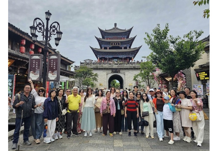 Đoàn khách Hà Nội chụp ảnh lưu niệm tại thành cổ Lệ Giang