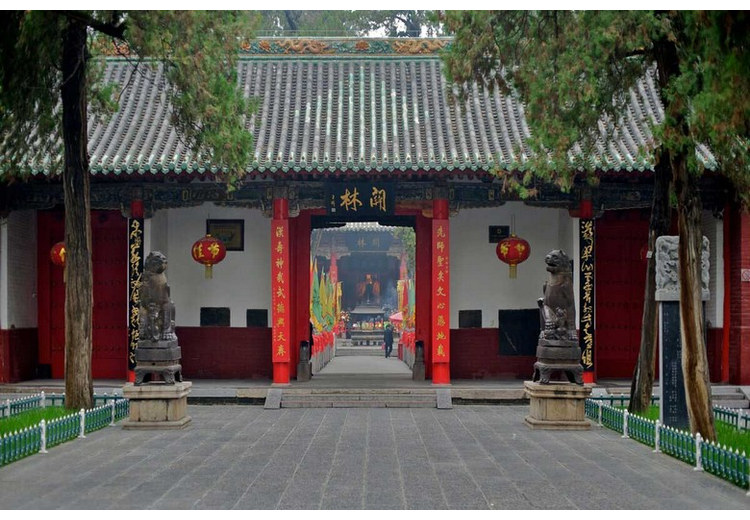 Đoàn khách Hà Nội chụp ảnh trước Chính Điện Quan Lâm