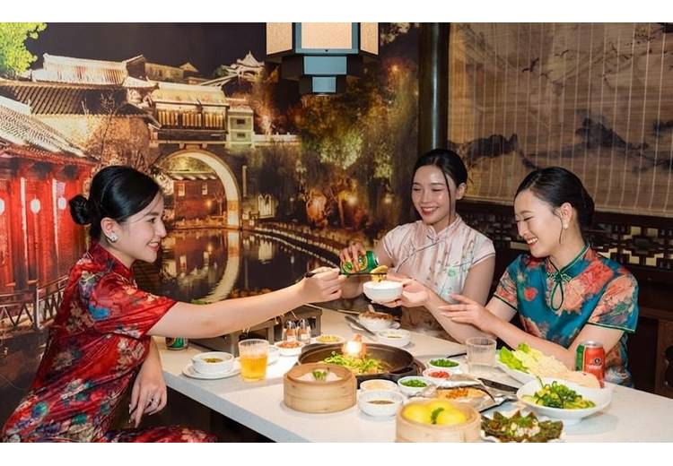 Đoàn khách Hà Nội dùng bữa lẩu cừu tại một nhà hàng ở Bắc Kinh