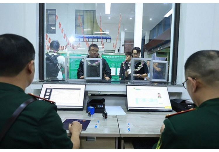 Đoàn khách Hà Nội làm thủ tục tại ga trước khi sang Trung Quốc