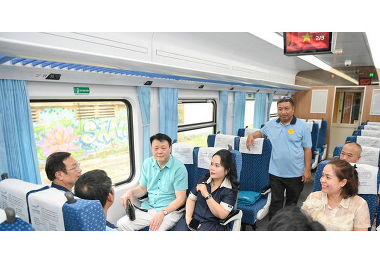Đoàn khách Hà Nội lên tàu cao tốc cùng hướng dẫn viên