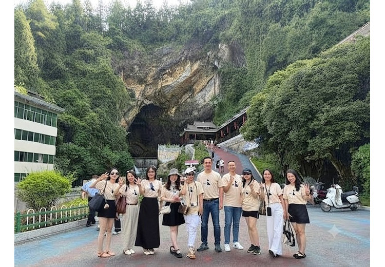 Đoàn khách Hà Nội mặc trang phục phù hợp mùa chụp ảnh tại Trương Gia Giới
