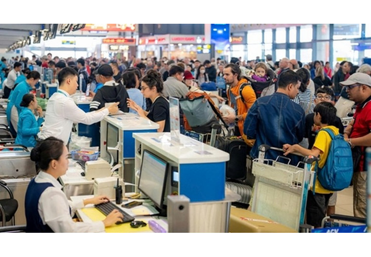 Đoàn khách Hà Nội tại sân bay Nội Bài chuẩn bị bay Bắc Kinh
