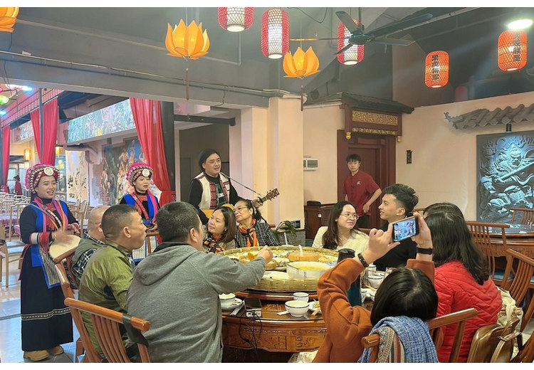 Đoàn khách Việt dùng bữa cùng nhau tại nhà hàng địa phương