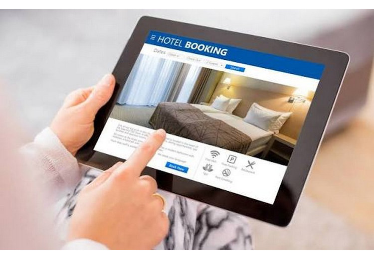 Du khách kiểm tra đánh giá khách sạn trước khi đặt phòng qua ứng dụng