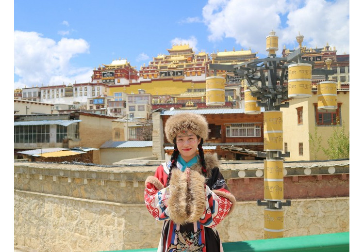 Du khách tham quan cao nguyên Shangri-La cùng hướng dẫn viên