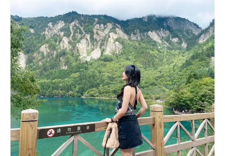Du khách tranh thủ chụp ảnh sáng sớm khi khu thắng cảnh còn vắng người