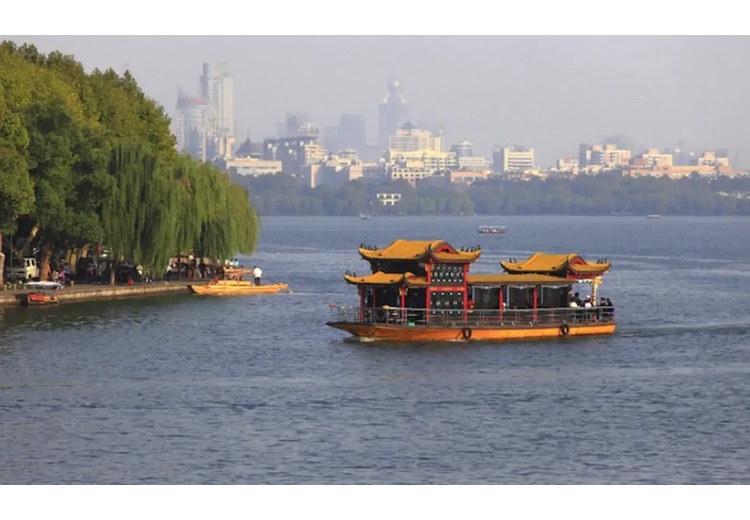 Du thuyền trên Tây Hồ Hàng Châu thơ mộng