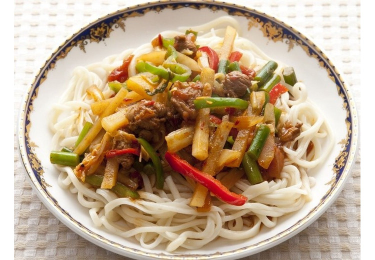 Gà đĩa lớn dapanji ăn kèm mì kéo tay kiểu Tân Cương