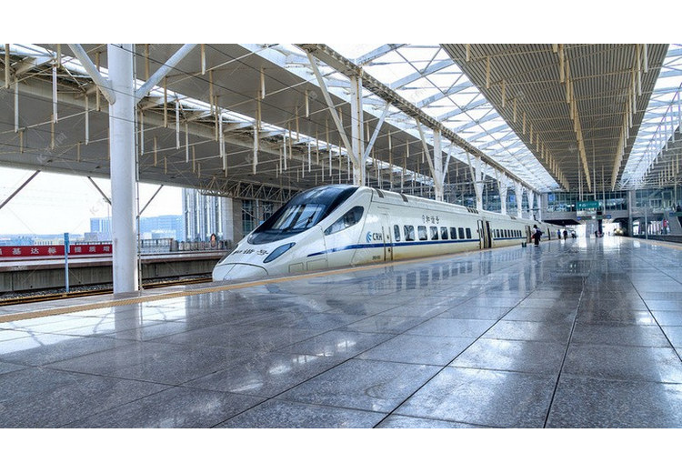 Ga tàu cao tốc Bắc Kinh Nam với đoàn khách chuẩn bị lên tàu