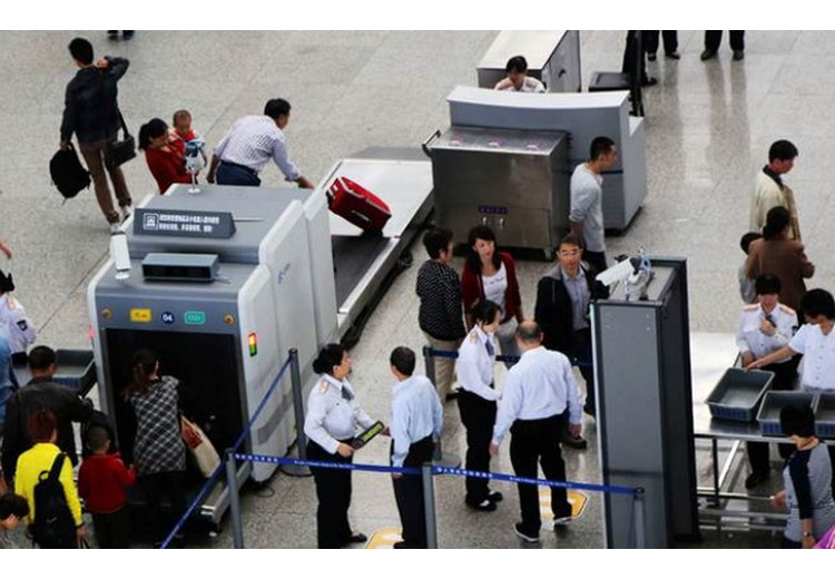 Ga tàu cao tốc Trung Quốc với đoàn khách Việt Nam xếp hàng lên tàu