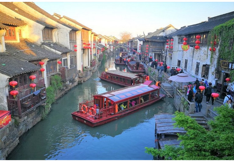 Gia đình dạo phố cổ Tô Châu buổi chiều
