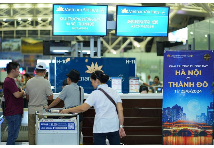 Gia đình khách Hà Nội chờ lên chuyến bay thẳng đi Thành Đô